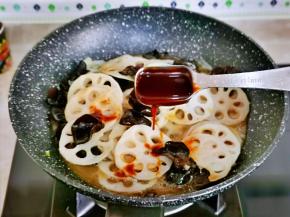  加入小炒鲜调味汁。