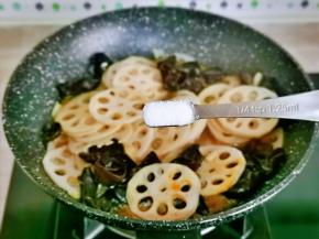 按个人口味加入食用盐炒熟。