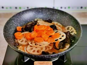 再加入切好的胡萝卜翻炒。