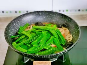 加入焯水的荷兰豆翻炒。