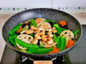 最后加入腰果，快速翻炒均匀，关火出锅。