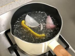 甜椒和洋葱下沸水焯烫片刻，然后捞出；