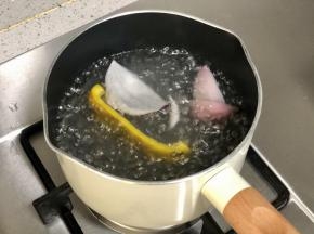 甜椒和洋葱下沸水焯烫片刻，然后捞出；