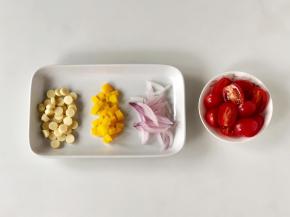 甜椒切成小丁，洋葱切成丝，鳕鱼肠切片，小番茄对半切开。