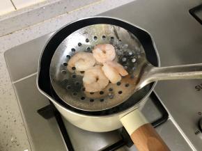虾仁放入沸水中煮3分钟，煮熟后捞出沥水备用。