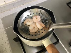 虾仁放入沸水中煮3分钟，煮熟后捞出沥水备用。