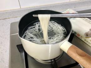 把挂面放入沸水中煮熟，不要煮的太久，因为下一步还要煎制。