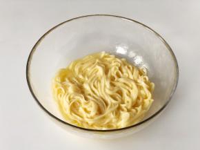 面条中打入一个鸡蛋拌匀，有利于成型。