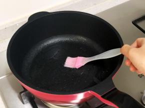 不粘平底锅小火烧热，刷上适量食用油。