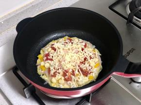 在面上撒上马苏里拉奶酪碎。