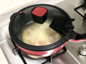 盖上锅盖，把奶酪焖融化，食材熟透就可以出锅了。