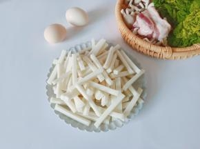 准备年糕、鸡蛋、猪肉、秀珍菇、黄心菜。