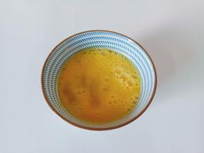 用筷子搅拌均匀。