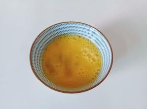 用筷子搅拌均匀。