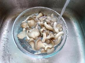 把秀珍放清水里浸泡五分钟，清洗好沥干水分。