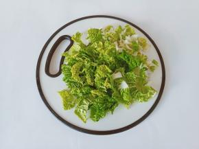 黄心菜一片片洗干净，沥干水分切成小段。