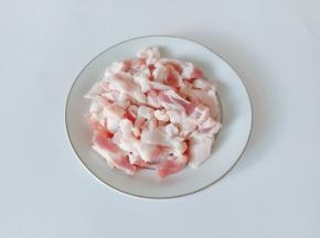 猪肉切成薄片。