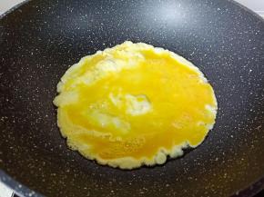 锅里倒适量的食用油，油温五成了下鸡蛋液。