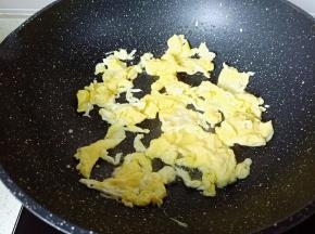 待鸡蛋液凝固快速搅散，盛盘备用。