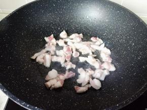 锅里重新放食用油，下五花肉煸炒。