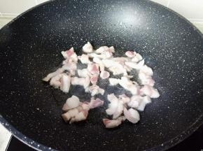 锅里重新放食用油，下五花肉煸炒。