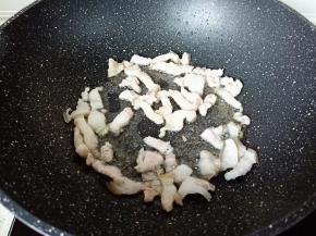 把五花肉里面的油脂煸炒出来。