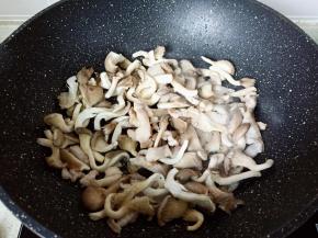 倒入秀珍菇翻炒一会儿。
