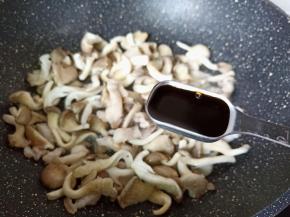 加入六月鲜轻盐特级原汁酱油10克。