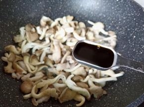 加入六月鲜轻盐特级原汁酱油10克。