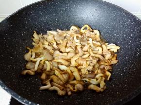 大火快速翻炒均匀。