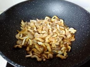 大火快速翻炒均匀。