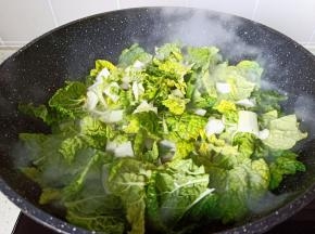 加入黄心菜翻炒片刻。