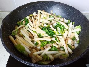 加入清洗好的年糕翻炒一下【年糕特别容易熟，所以不要太早加入】