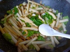 加盐、味精调味。