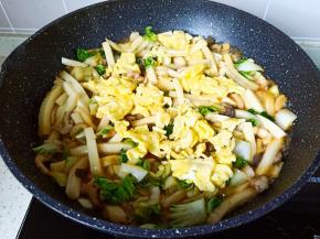 最后放入鸡蛋碎。