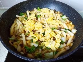 最后放入鸡蛋碎。