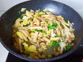 翻炒均匀即可关火。