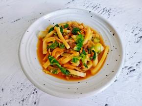 年糕筋道爽滑，夹杂着蛋香与秀珍菇的鲜美滋味，两碗都不够吃！