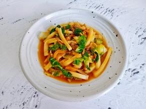 年糕筋道爽滑，夹杂着蛋香与秀珍菇的鲜美滋味，两碗都不够吃！