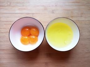 蛋清蛋黄分离，放在小碗里。