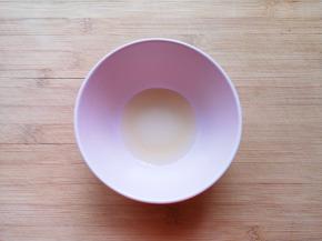 另取一个小碗，里面加入米醋、盐和糖。