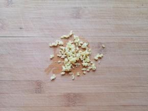 生姜切成碎末。