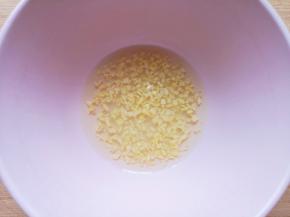 加入小碗里，搅拌均匀调成姜醋汁。