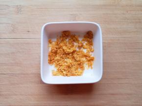 咸蛋黄用勺子压碎。