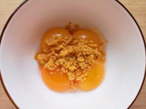 将压碎的咸蛋黄加入到鸡蛋黄里面。