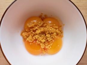 将压碎的咸蛋黄加入到鸡蛋黄里面。