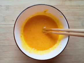 再加入一半的姜醋汁搅拌均匀。