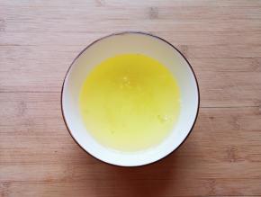 剩下的一半姜醋汁加入蛋清里面搅拌均匀。