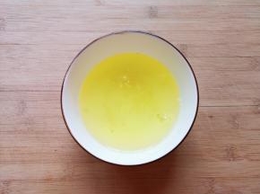 剩下的一半姜醋汁加入蛋清里面搅拌均匀。