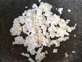 不粘锅里倒少许食用油烧热，倒入蛋清，快速滑炒定型，盛出铺在盘子底部。